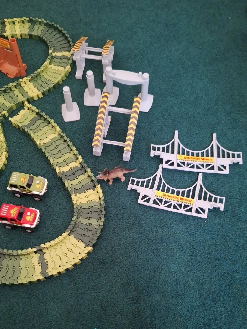 Reptile Habitat Flexible Track Set - Green & 2 Magic Cars